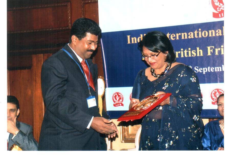 MD-recieving-Glory-of-India-Award-from-UK-International-Affiers-Minister